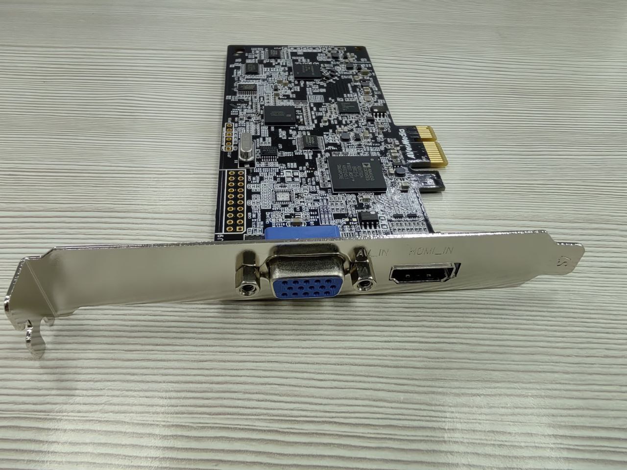 Плата видеозахвата AverMedia DarkCrystal HD CD311