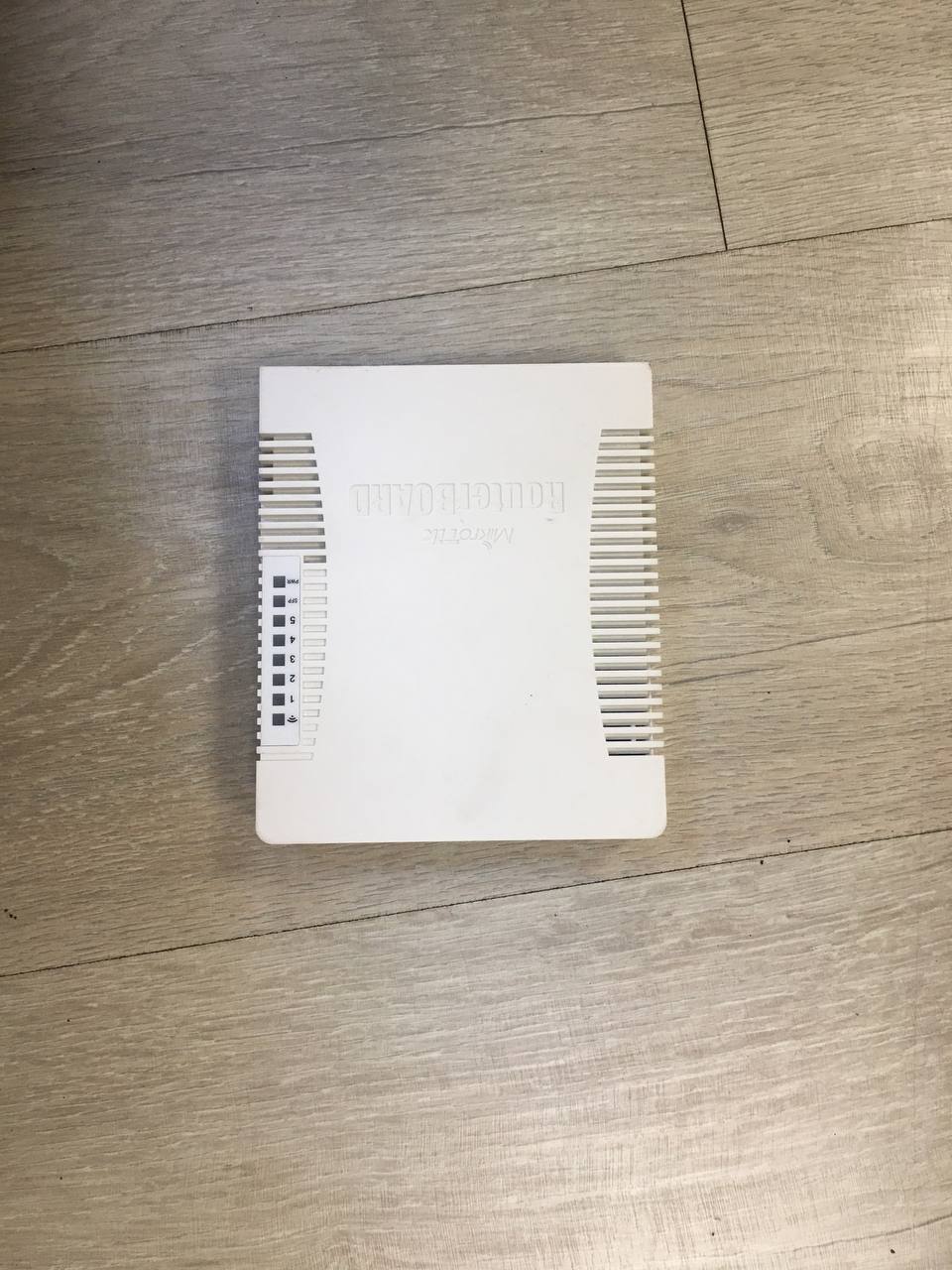 Роутер MIKROTIK s/n E7D00FFF108A/141/RUr2 б.у на проверку
