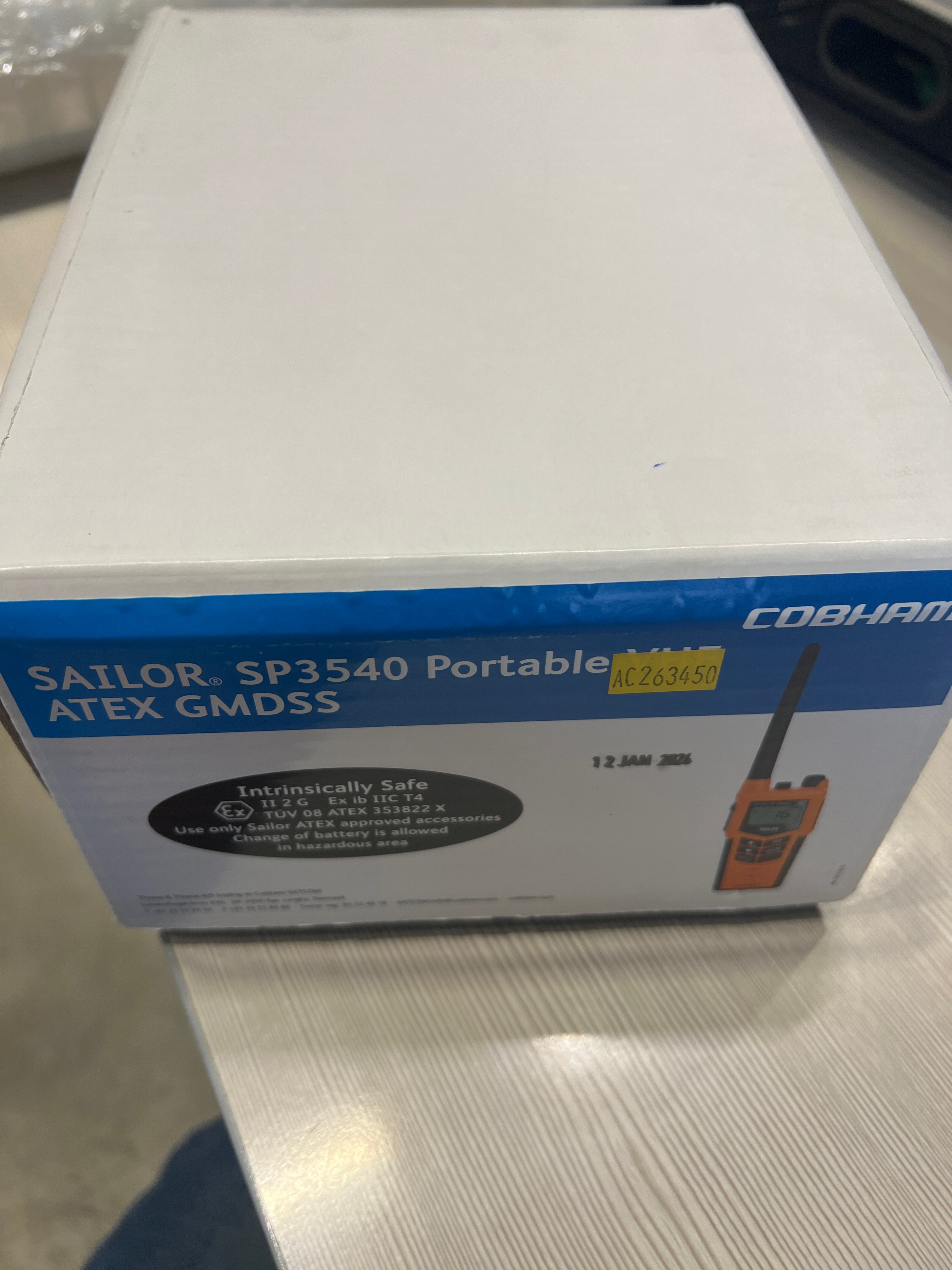SAILOR SP 3540 портативная УКВ АTEX GMDSS радиостанция в составе: - трансивер -клипса -ремешок - литиевая батарея (основная) - литиево-ионная перезаряжаемая батарея -зарядное устройство - адаптер переменного/постоянного тока -соединительный кабель