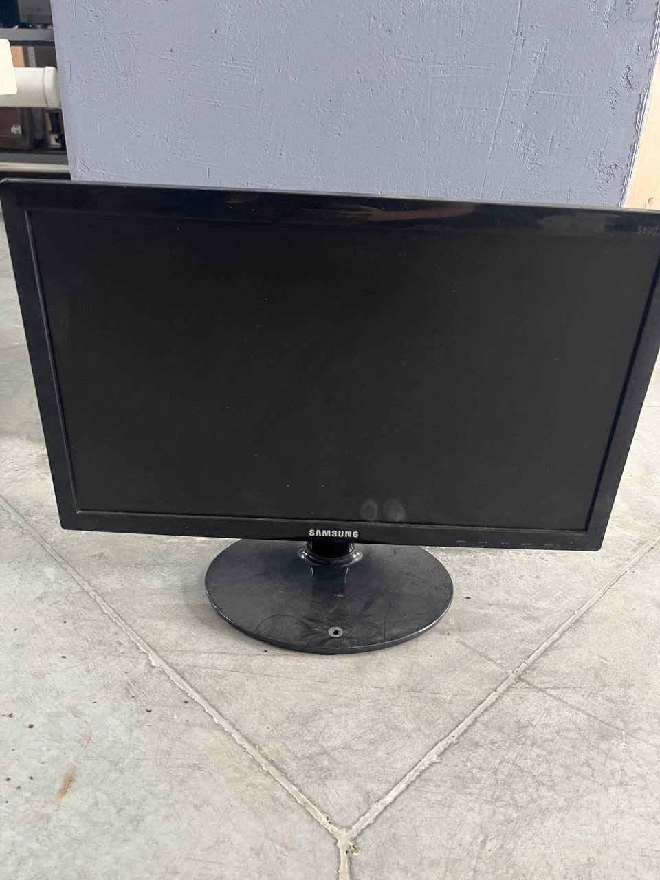 Монитор Samsung S19D300NY s.n 0KHRHTKF903472L б.у на проверку