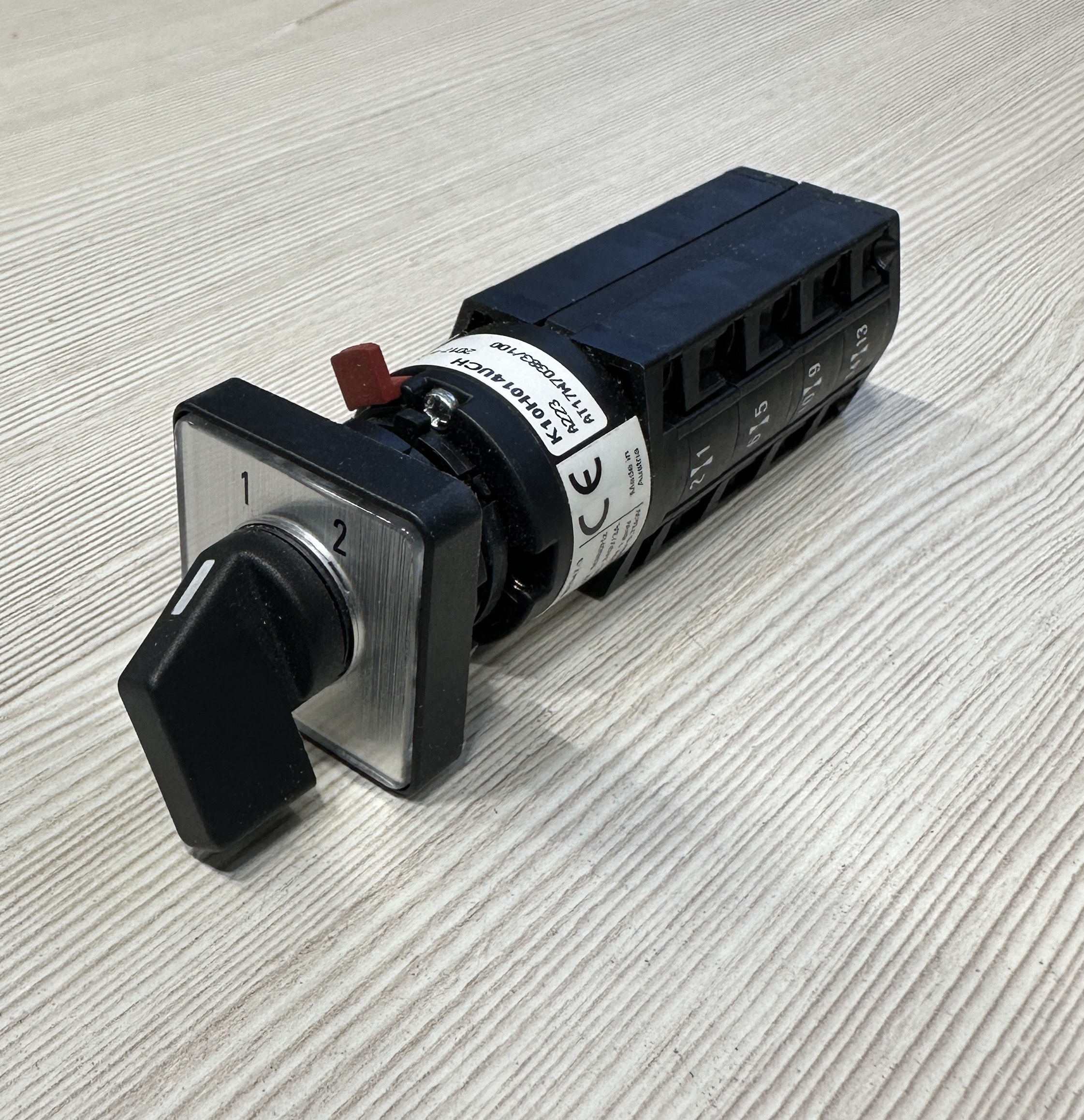 K10H014UCH Переключатель 4-х полюсный "1-2" 12А\500в, панель 30х30мм, Schneider Electric