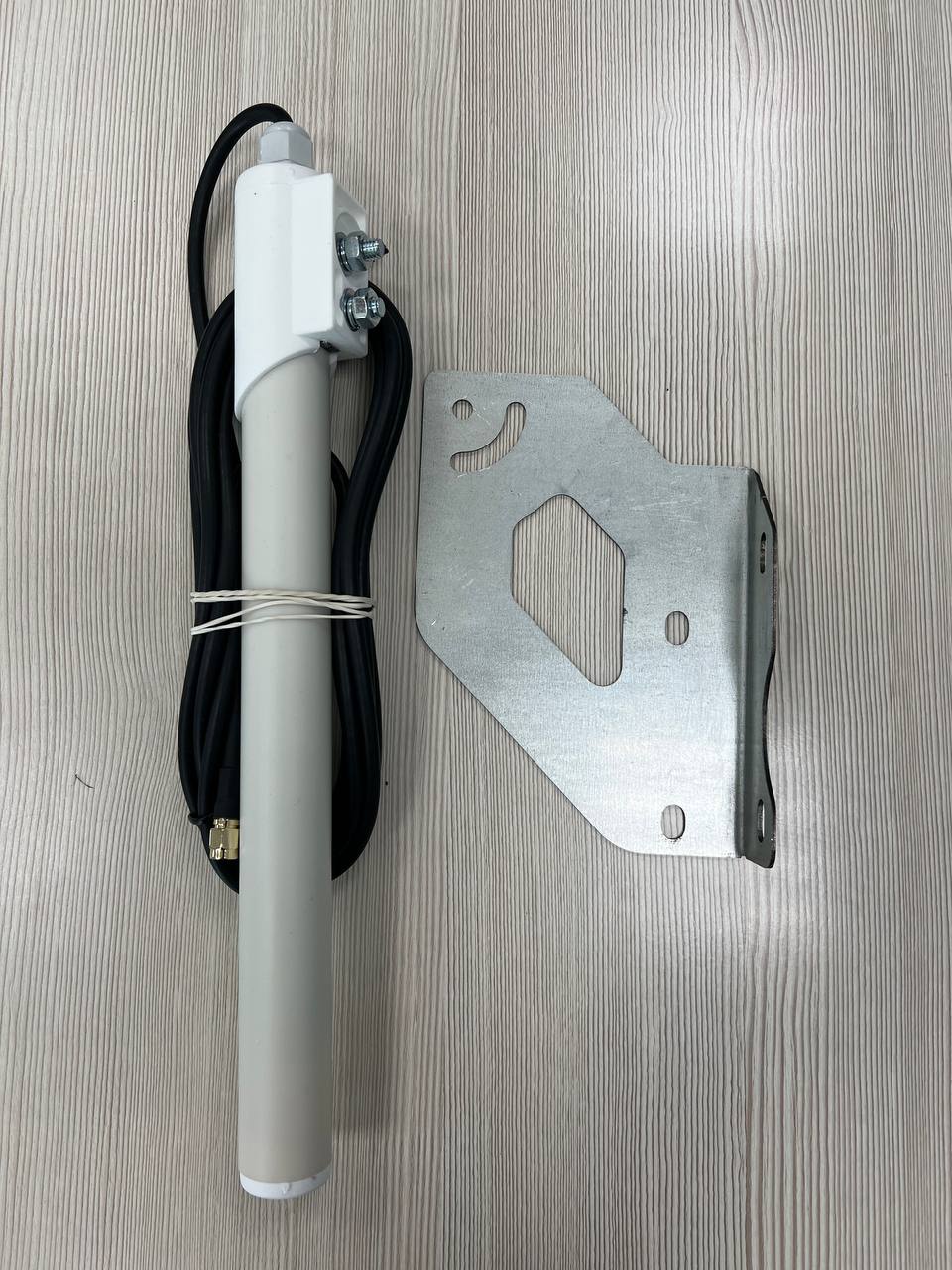 Антенна GSM/3G/4G Kroks KC6-700/2700T (круговая, 3/6 дБ, на кронштейне)