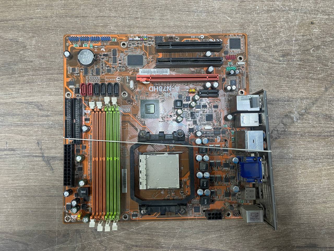 Материнская плата A-N78HD s.n N78HDMBF000696 на проверку