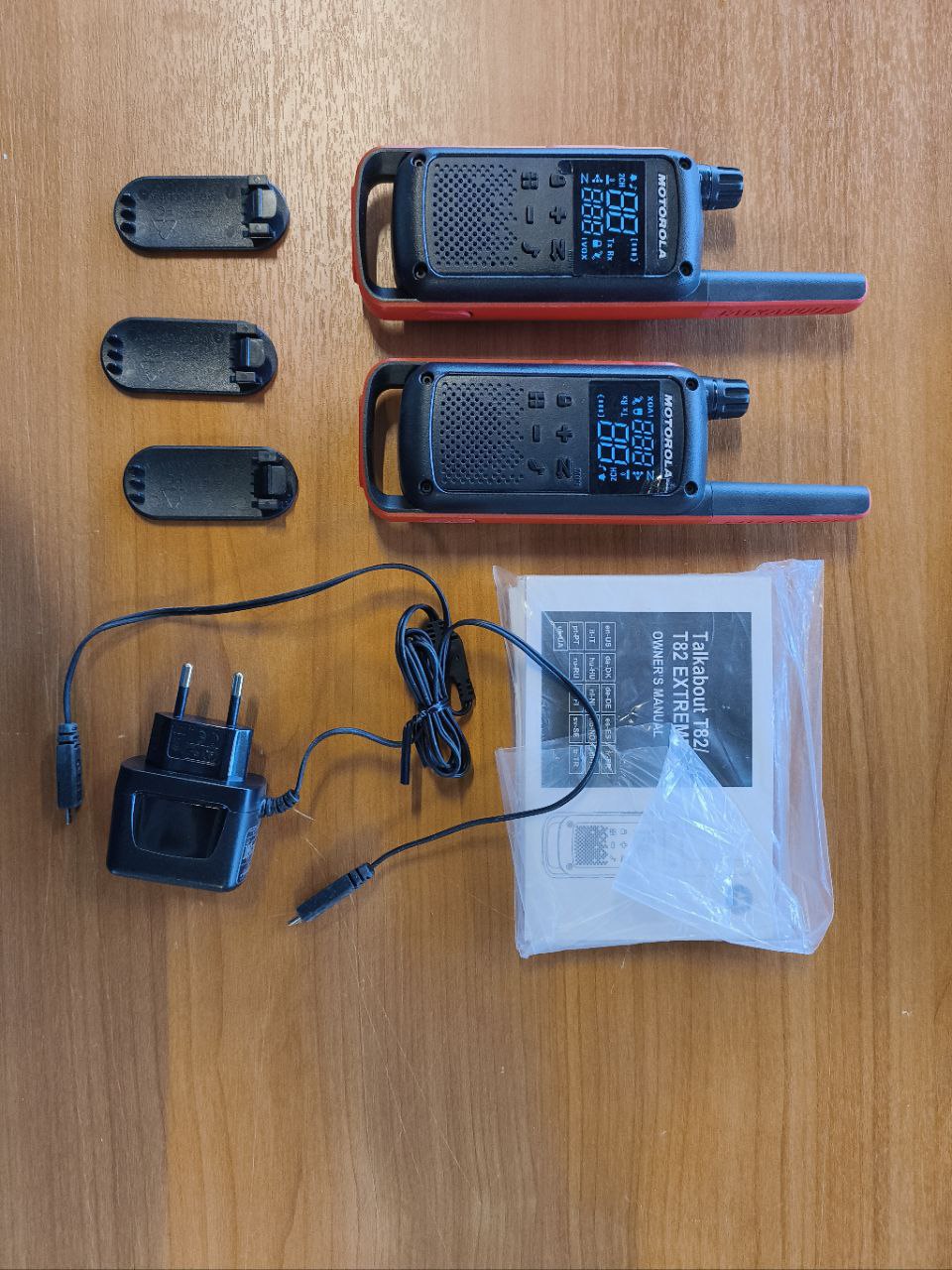 Комплект из двух носимых радиостанций Motorola TLKR-T82